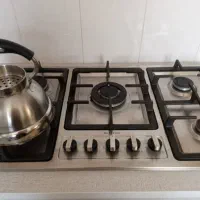 گاز صفحه با محافظ های شعله از جنس چُدَن در حد نو