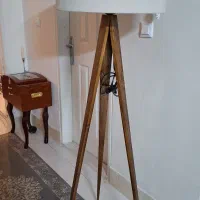 آباژور کنار سالنی چوبی مدل سه پایه