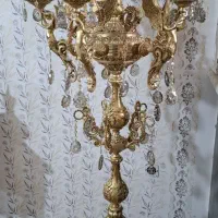 چلچراغ کنار سالنی