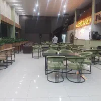 یک نفر باریستا خانوم و  یکنفر  سالن دار خانوم