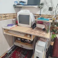 کامپیوتر قدیمی با میز