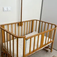 تخت کنار مادر