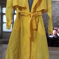 بارونی زرد خفن|لباس|رشت, منظریه|دیوار