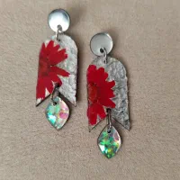 گوشواره یلدایی با گل قرمز بابونه رزینی