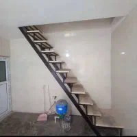 یک باب مغازه در سام پیرسرا با بالکون سرویس بهداشتی