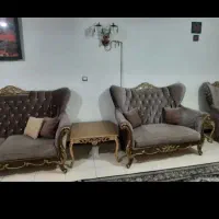مبل و وسایل مختلف بفروش میرسید