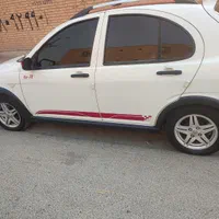 کارگر جوان کارواش