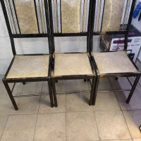 صندلی فلزی تمیز