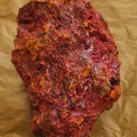 سنگ سینابر دارای جیوه قرمز