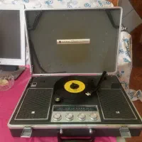 گرامافون + رادیو  گردشی کلکسیونی بسیار قدیمی|کلکسیون اشیاء عتیقه|گلپایگان, |دیوار