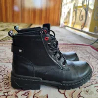 نیم بوت|کیف، کفش، کمربند|صومعه‌سرا, |دیوار