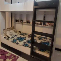 تخت دو طبقه در حد نو و میز تلویزیون