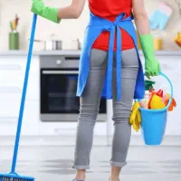 دستیار خانم علاقمند به نگهداری حیوانات خانگی درباغ