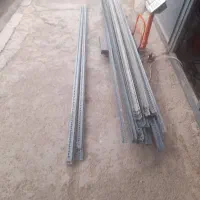 مقداری قفسه فلزی موجود است