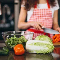 استخدام خانم برای آشپزی و کار در منزل