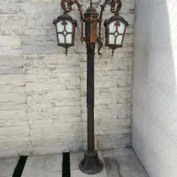 چراغ باغی ایستاده