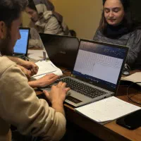 باریستا مسلط به بار سرد و بار گرم