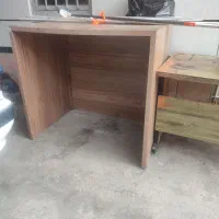 میز پیشخوان و طبقه دوتیکه جادار برای مغازه