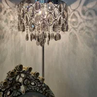 آباژور کریستالی کنار سالنی