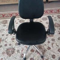 صندلی چرخ دار درحدو میز نهار خوری