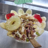 کارگر آبمیوه و بستنی فروشی