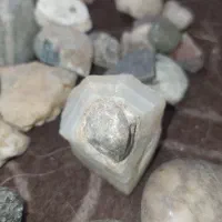 تعدادی سنگ وسکه قدیمی