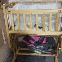 یه گهواره کودک‌ و یه صندلی ماشین کودک سالم