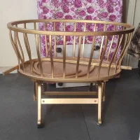 تخت کنار مادر