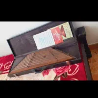سنتور با دو کتاب نت موسیقی