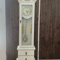 ساعت کنار سالنی