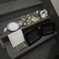 فروش تعدادی لامپ پروژکتور و یک صندلی‌ چهار صدوپنج