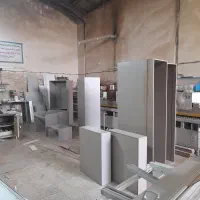 کارگر ماهر ونیمه ماهر در کارگاه کابینت سازی