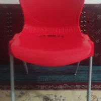 میز و صندلی و سطل زباله