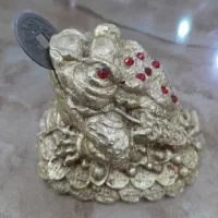 مجسمه وزغ سه پا