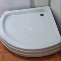 وان زیر دوش حمام و روشویی