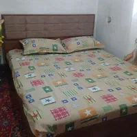 تخت و اینه کمد