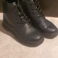 تعدادی کفش بوت و لباس بچه گانه ۲تا۴ سال