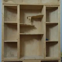 کمد دیواری جنس چوب روسی می باشد