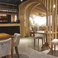 باریستا و سالن دار شیفت صبح