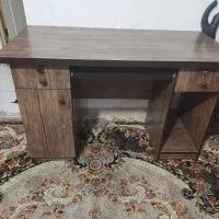 میز تحریر و کامپیوتر