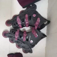 چکمه پلاستیکی و ک جفت اسکیت