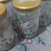 تعداد زیادی شیشه ی عسل