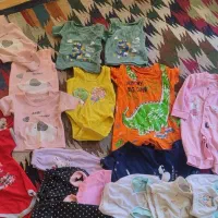 چند دست لباس نوزادی تمیز و مرتب دارم