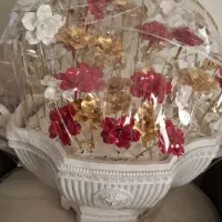 گلدان با گلهای مصنوعی