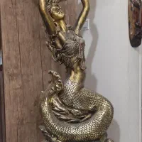 مجسمه پری دریایی مجسمه سرباز رومی و جلو مبلی پری