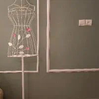 آویز لباس طرح مانکن قدی سفید طرح شکوفه  و برگ
