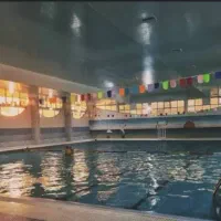 نیروی خدماتی داخل استخر