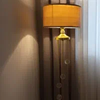 آباژور ایستاده