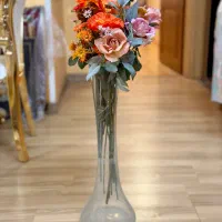 گلدان شیشه ای همراه با گل مصنوعی