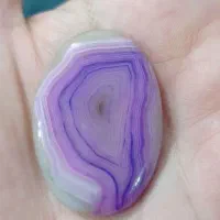 سنگ عقیق سلیمانی سفید با رگه های بنفش